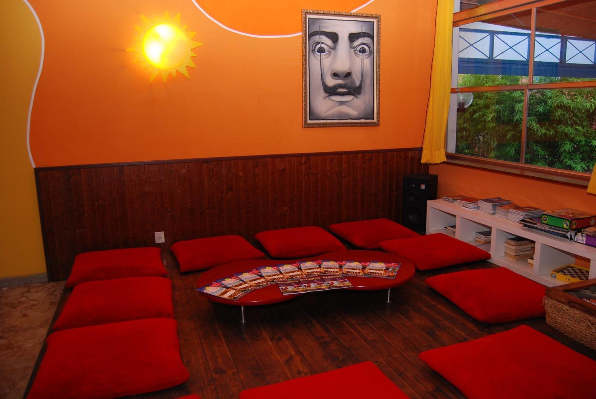 Sunflower Beach Backpacker Hostel & Bar Rimini Ngoại thất bức ảnh