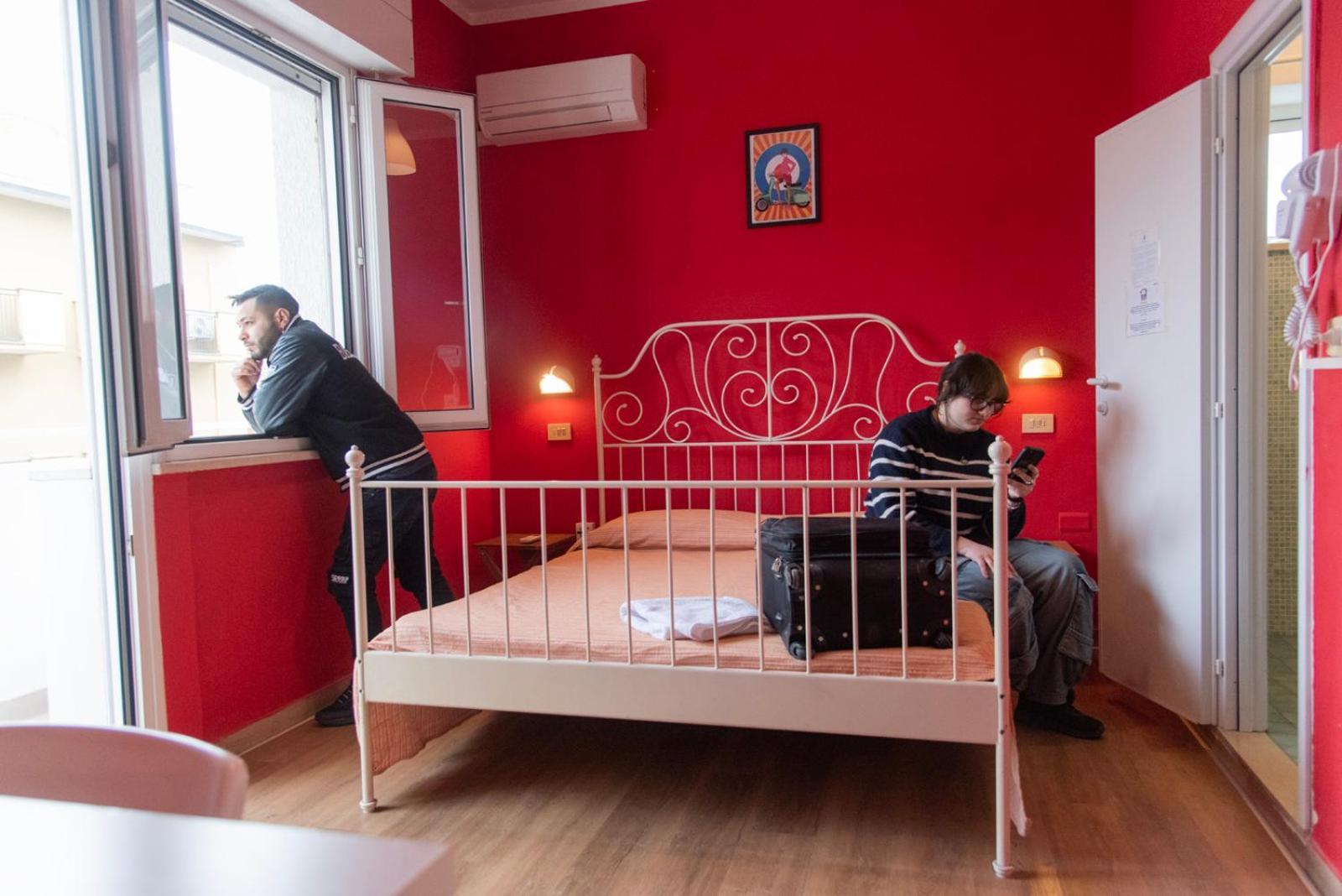 Sunflower Beach Backpacker Hostel & Bar Rimini Ngoại thất bức ảnh
